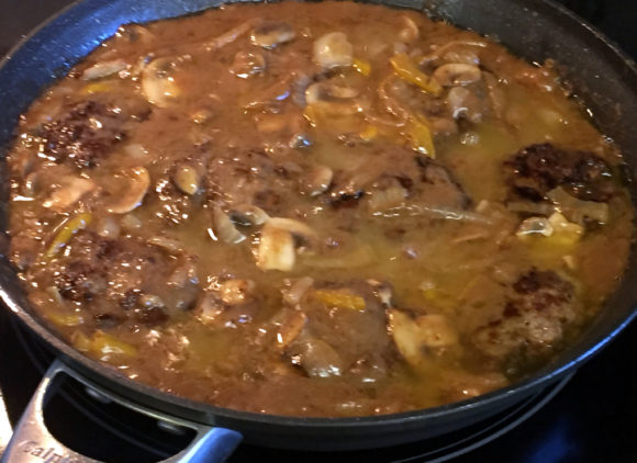 07-Salisbury Steak with Mushrooms and Onions - Sauce2